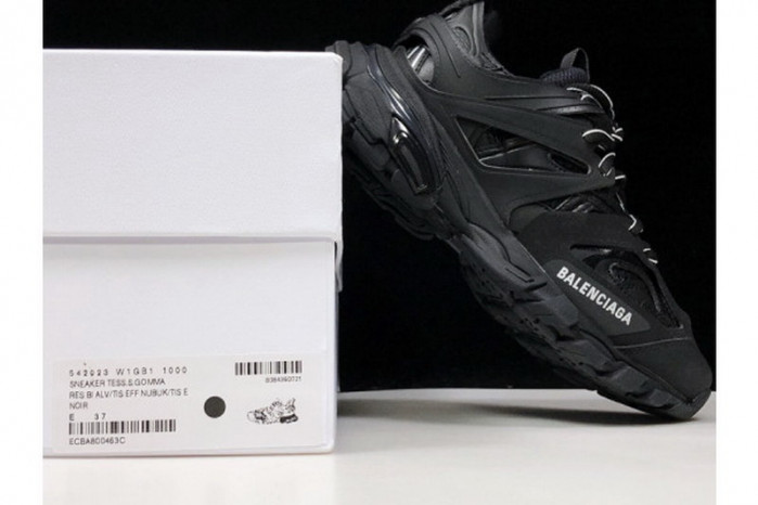 balen wmns track trainer 