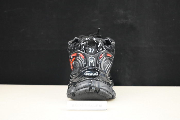 Ba*len*cia*ga runner