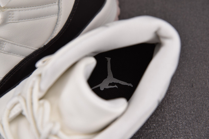 air jordan 11 wmns "neapolitan"