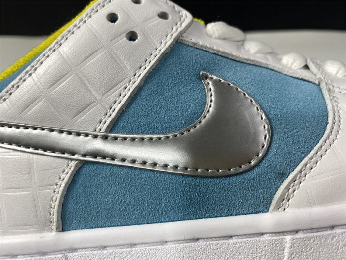 how the ftc x nike sb dunk low looks on-feet dh7687-400