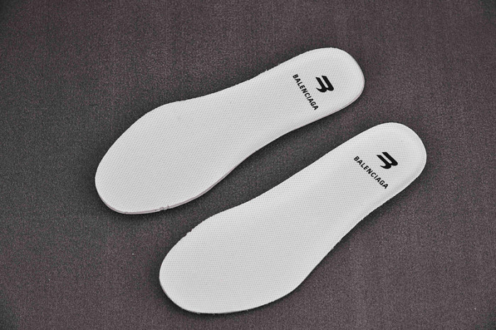 Ba*len*cia*ga defender white