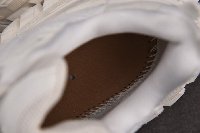 Ba*len*cia*ga defender white