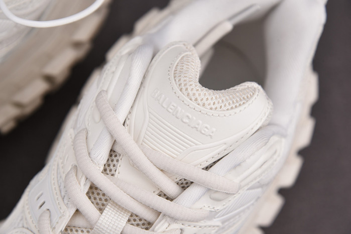 Ba*len*cia*ga defender white