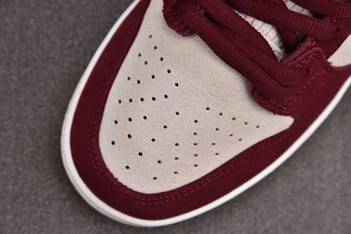 skate like a girl x nike sb dunk low