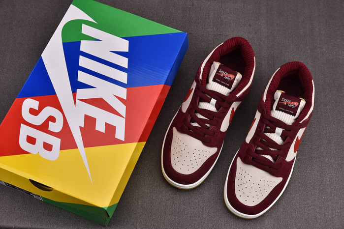 skate like a girl x nike sb dunk low
