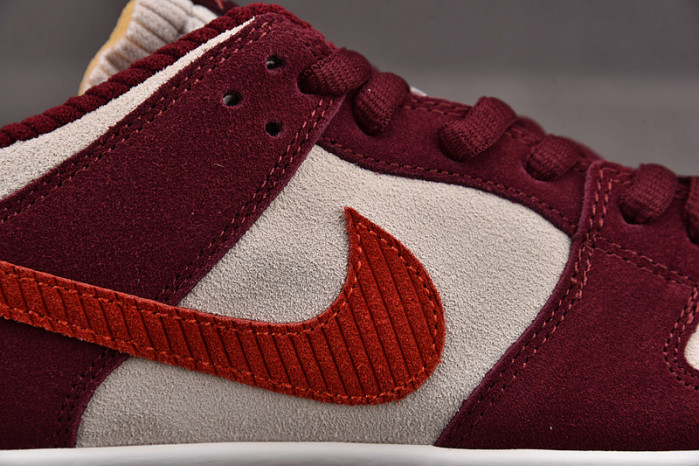 skate like a girl x nike sb dunk low