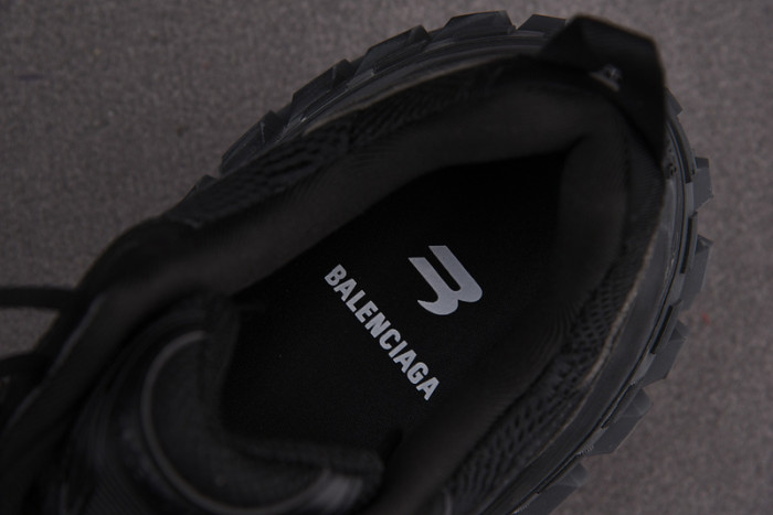 Ba*len*cia*ga defender black