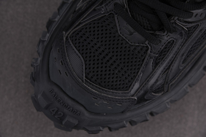 Ba*len*cia*ga defender black